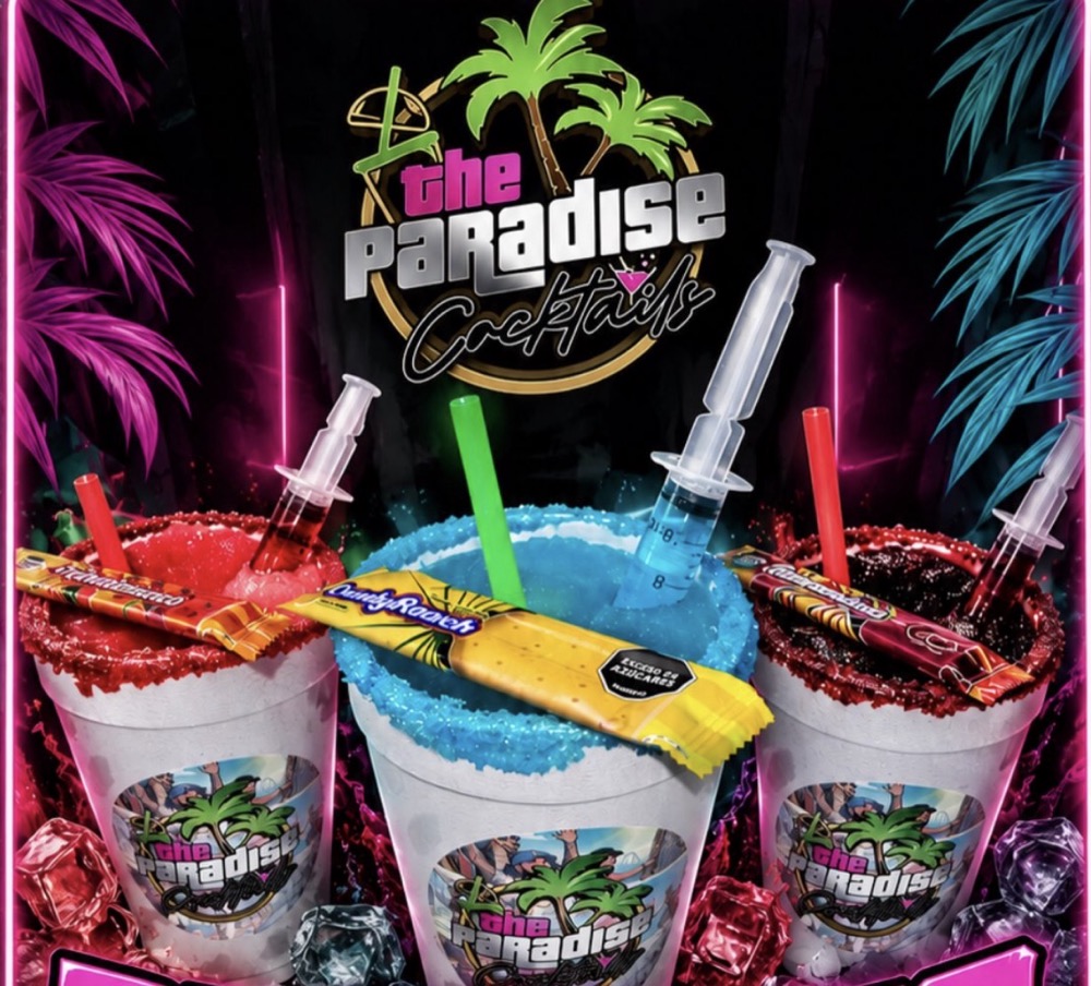 Tres granizados Paradise Cocktails servidos en vasos personalizados con la marca, decorados con toppings de dulces colombianos